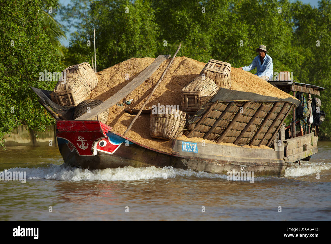 Una barca laden con la lolla di riso, il Delta del Mekong, Vietnam Foto Stock