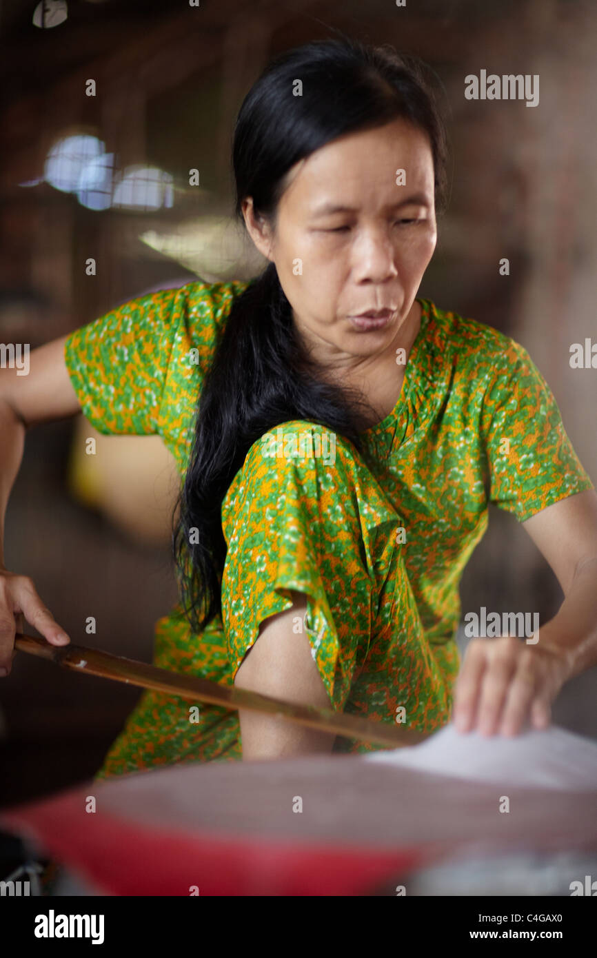Una donna fare frittelle di riso nr Can Tho, Delta del Mekong, Vietnam Foto Stock