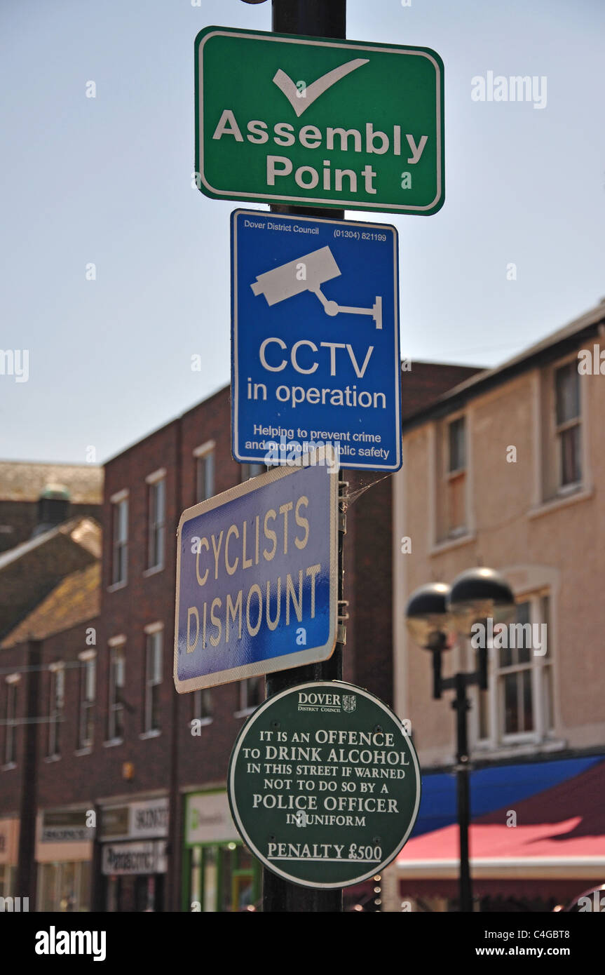Indicazioni stradali su Lampione, Biggin Street, Dover, Kent, England, Regno Unito Foto Stock