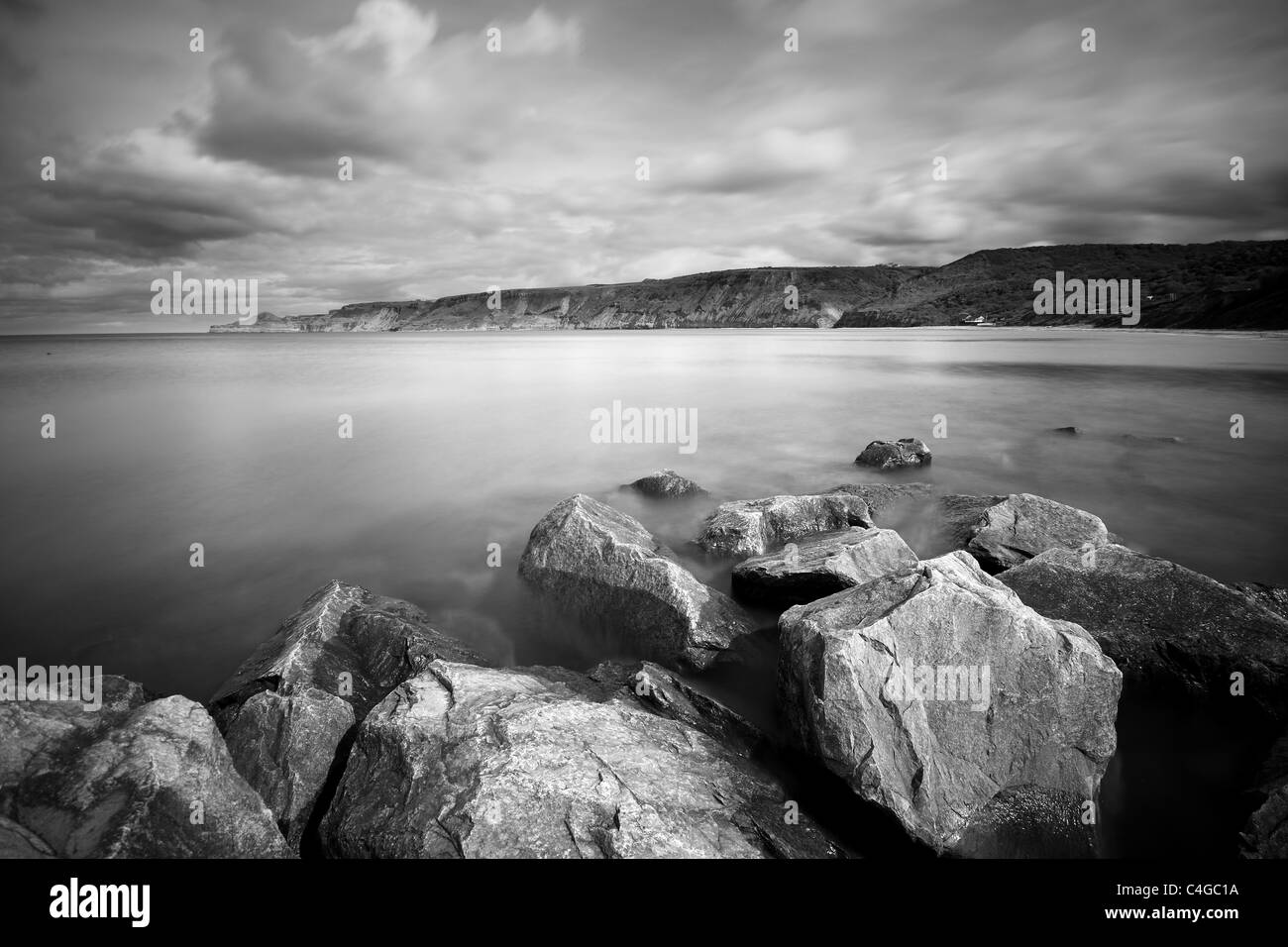 Rocce del mare difese a Runswick Bay, un villaggio di pescatori sulla North Yorkshire coast Foto Stock