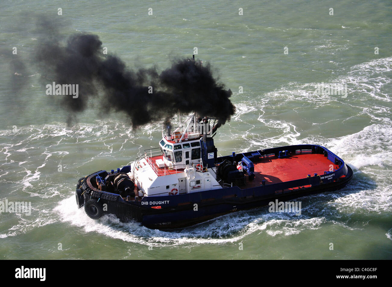 Rimorchiatore scortando MS Eurodam nave da crociera dal porto, Dover, Kent, England, Regno Unito Foto Stock