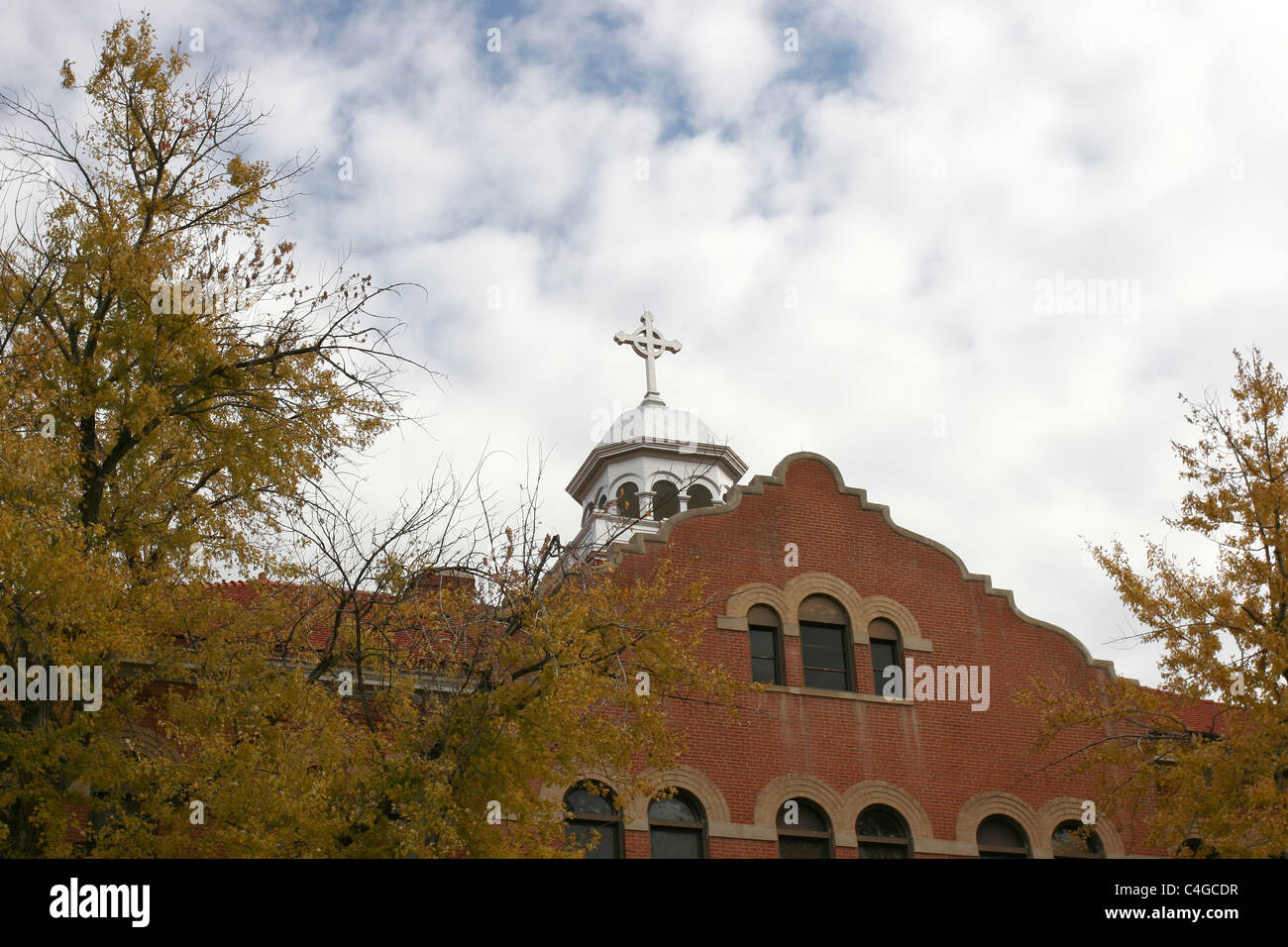 Denver, CO - edificio con una cupola di argento e una croce si trova presso il Centro Giovanni Paolo II per la Nuova Evangelizzazione e cattolica Foto Stock