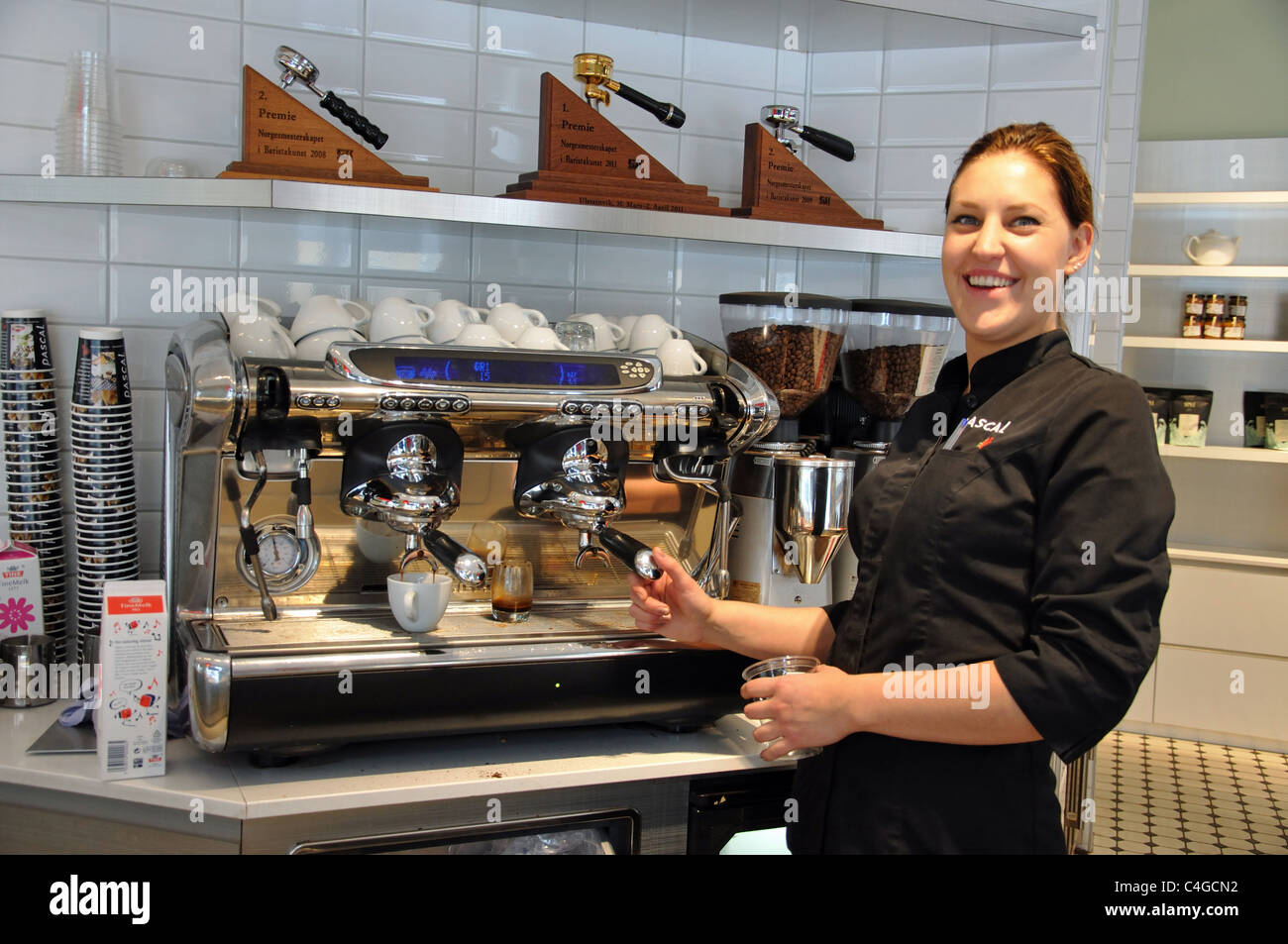 Femmina giovane barista in coffee shop, Oslo Oslo County, Østlandet Regione, Norvegia Foto Stock