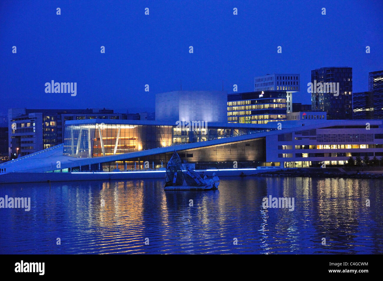 Teatro dell'Opera di Oslo (Operahuset) al tramonto, Oslo, Regione di Østlandet, Norvegia Foto Stock