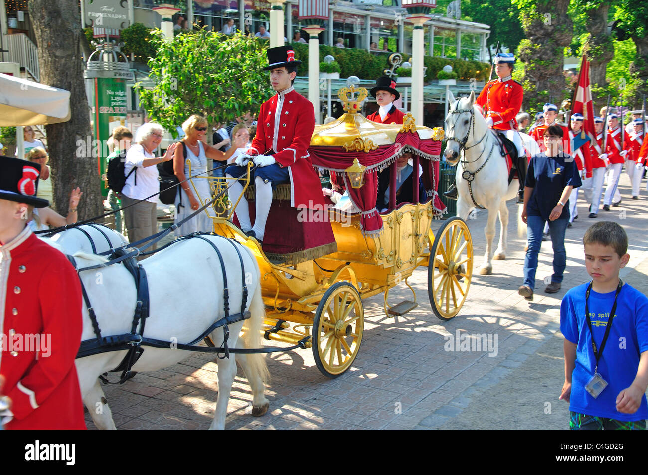 La Parata di Gala della Guardia Boys di Tivoli, Giardini di Tivoli, Copenhagen (Kobenhavn), Regno di Danimarca Foto Stock