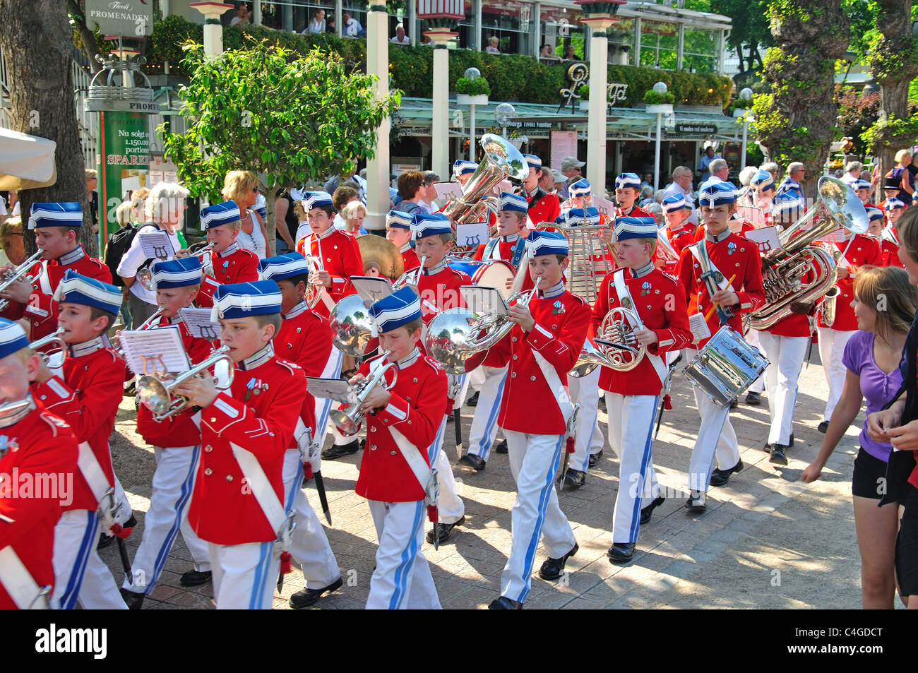 La Parata di Gala della Guardia Boys di Tivoli, Giardini di Tivoli, Copenhagen (Kobenhavn), Regno di Danimarca Foto Stock