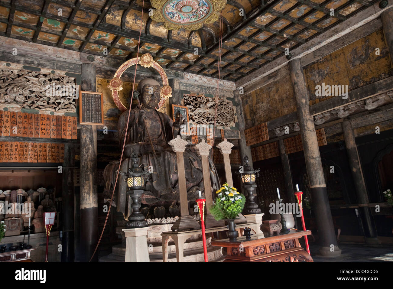 In legno statua di Buddha all'interno Kencho-ji, primo nella classifica dei cinque grandi templi Zen a Kamakura, Giappone, Asia. Foto Stock