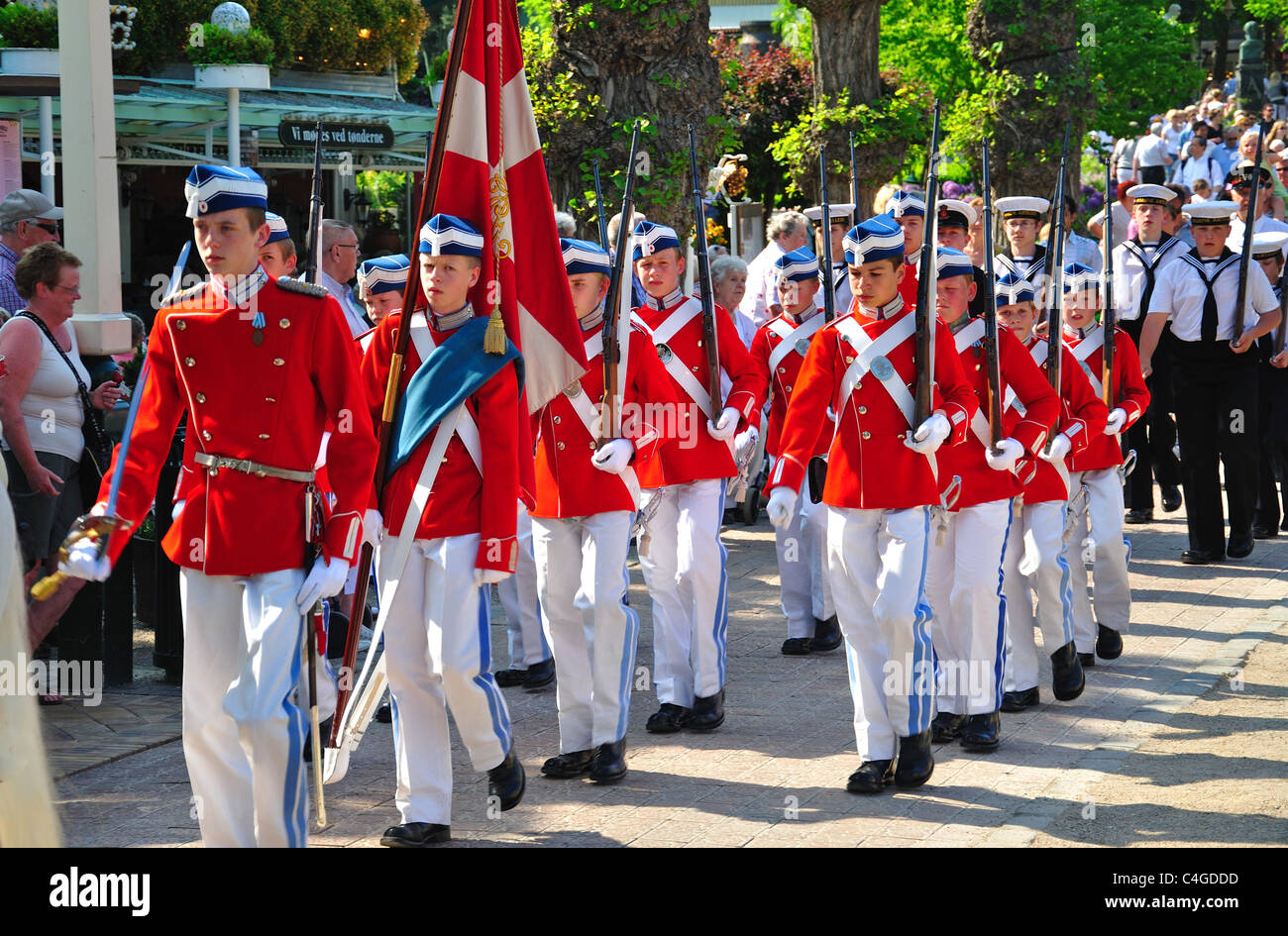 La Parata di Gala della Guardia Boys di Tivoli, Giardini di Tivoli, Copenhagen (Kobenhavn), Regno di Danimarca Foto Stock