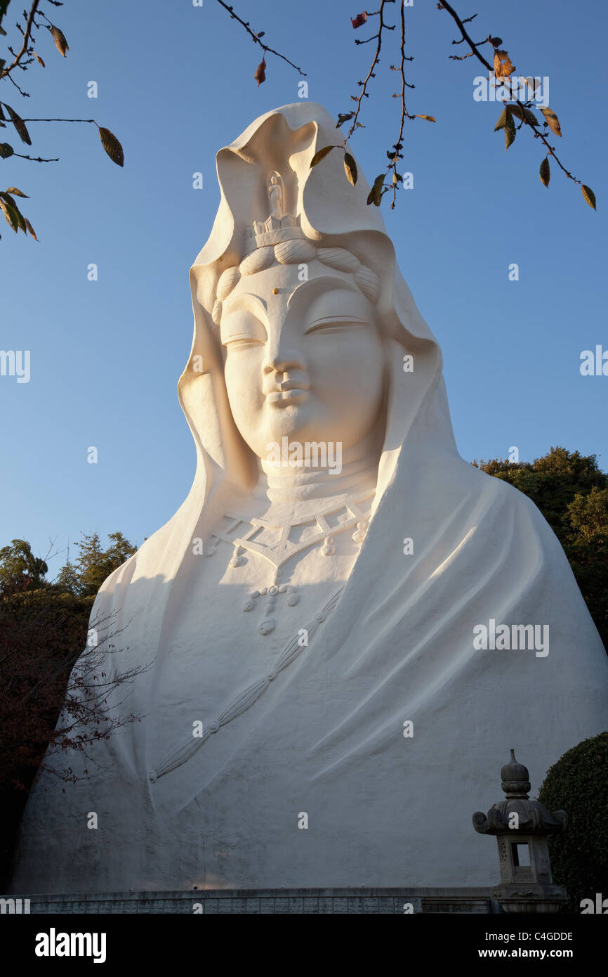 25 m di alta statua di Kannon Ofuna, la dea della misericordia, Ofuna, Kanagawa-ken, Giappone, Medio Oriente, Asia. Foto Stock