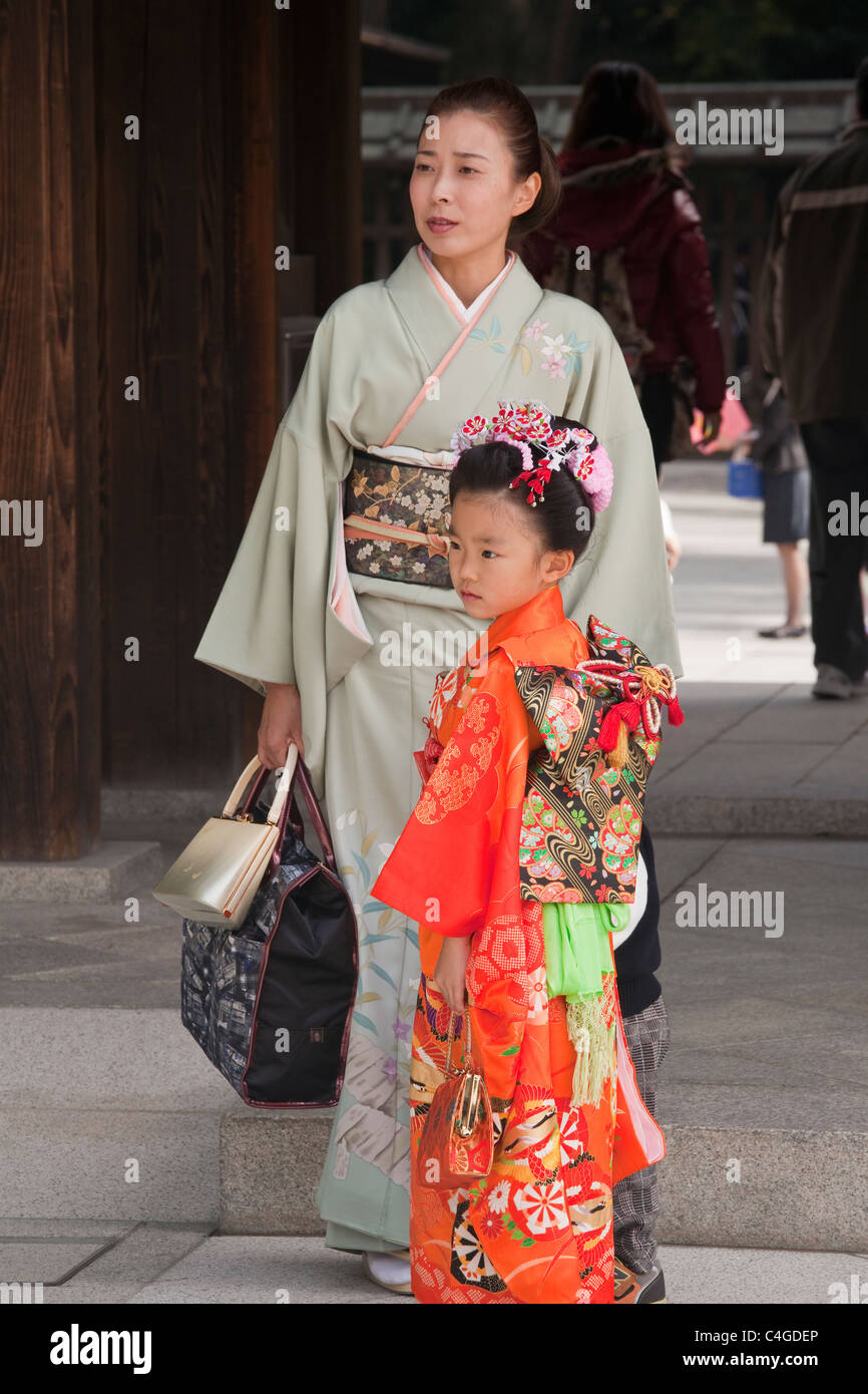 Madre e figlia in kimono a Meiji-jingu durante Shichi-Go-San (7-5-3), Tokyo, Giappone, Asia. Foto Stock