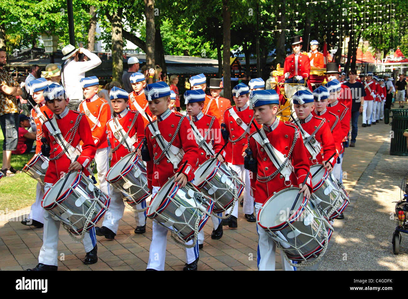 La Parata di Gala della Guardia Boys di Tivoli, Giardini di Tivoli, Copenhagen (Kobenhavn), Regno di Danimarca Foto Stock