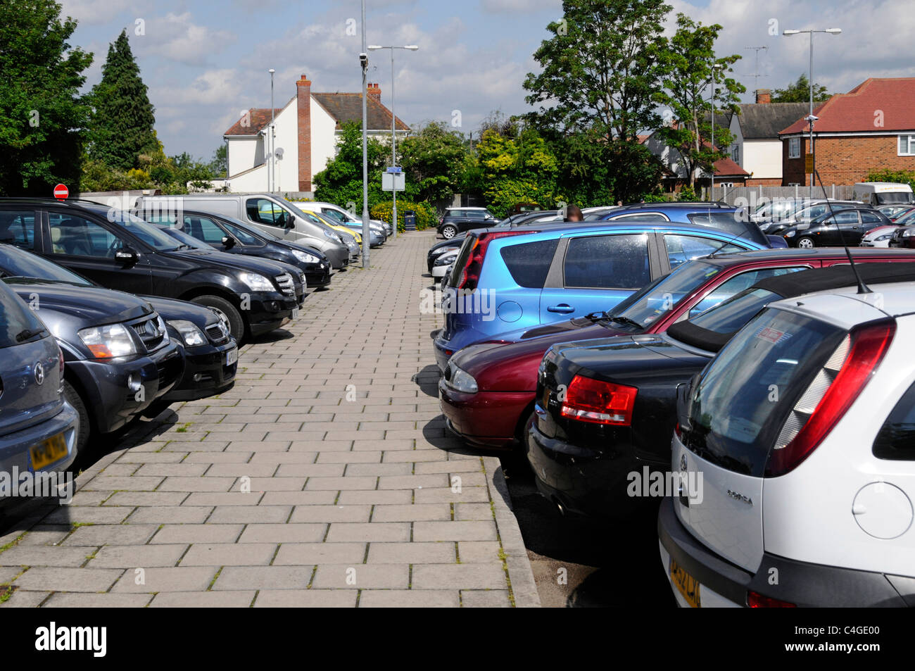 Consiglio di Basildon azionato Pay & display shoppers parcheggio dietro Billericay Essex shopping High street cars in alloggiamenti per parcheggio accanto a Percorso England Regno Unito Foto Stock