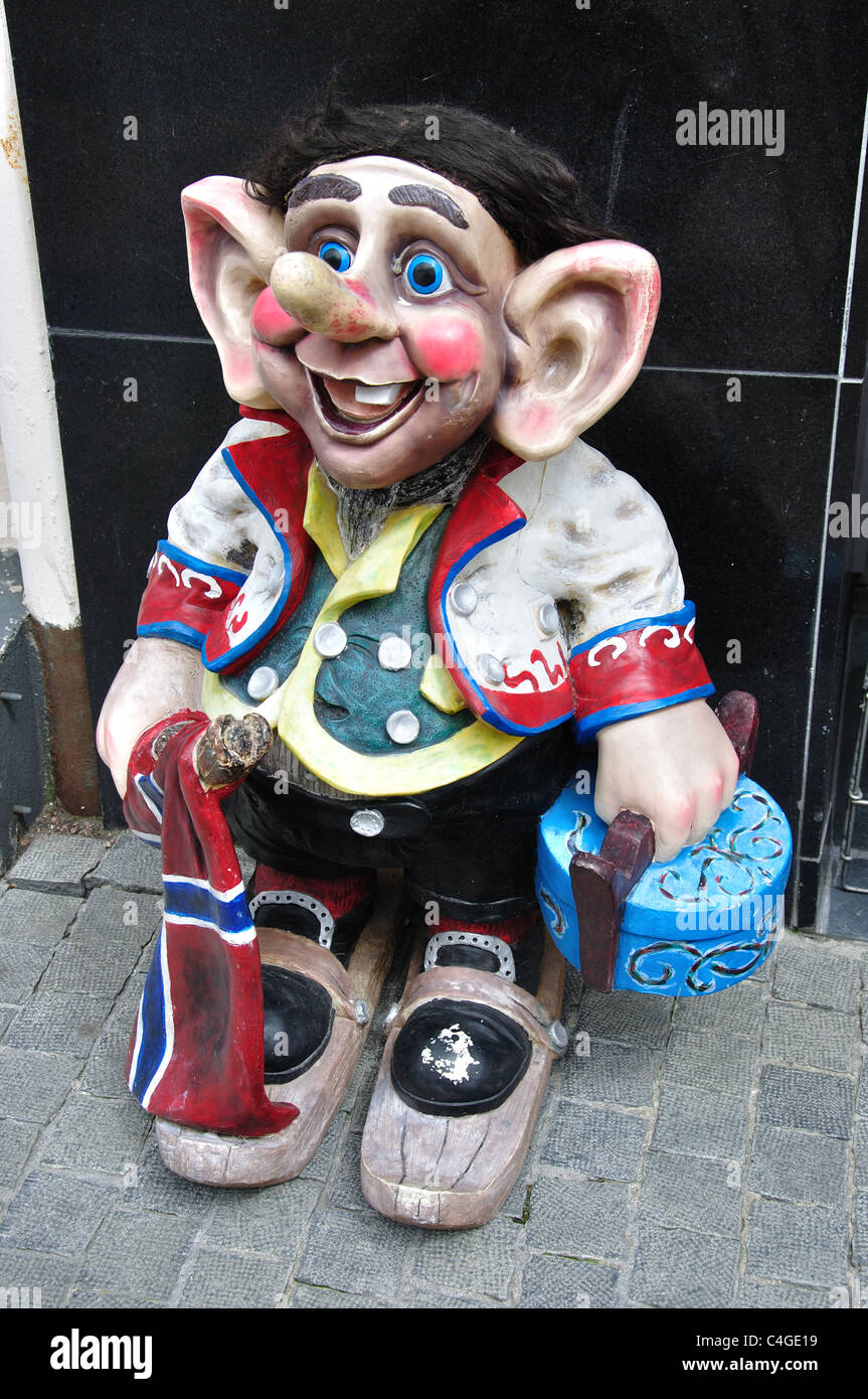 Norwegian Troll (folklore nordico) all'esterno del negozio di souvenir, Kristiansand (Christiansand), contea di Agder, Norvegia Foto Stock