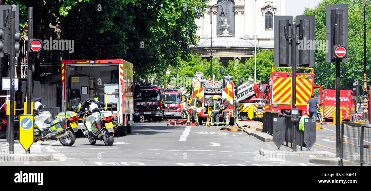 Grande concentrazione di Londra Vigili del Fuoco elettrodomestici parcheggiato nel filamento a combattere gravi incendi Casa Marconi grave incidente Strand Aldwych Londra REGNO UNITO Foto Stock