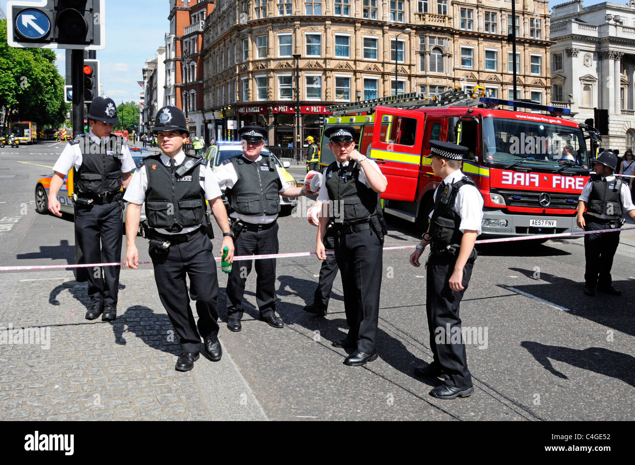 Gli ufficiali di polizia su per cancellare il pubblico dalla scena del grande incendio al Marconi House Londra Foto Stock