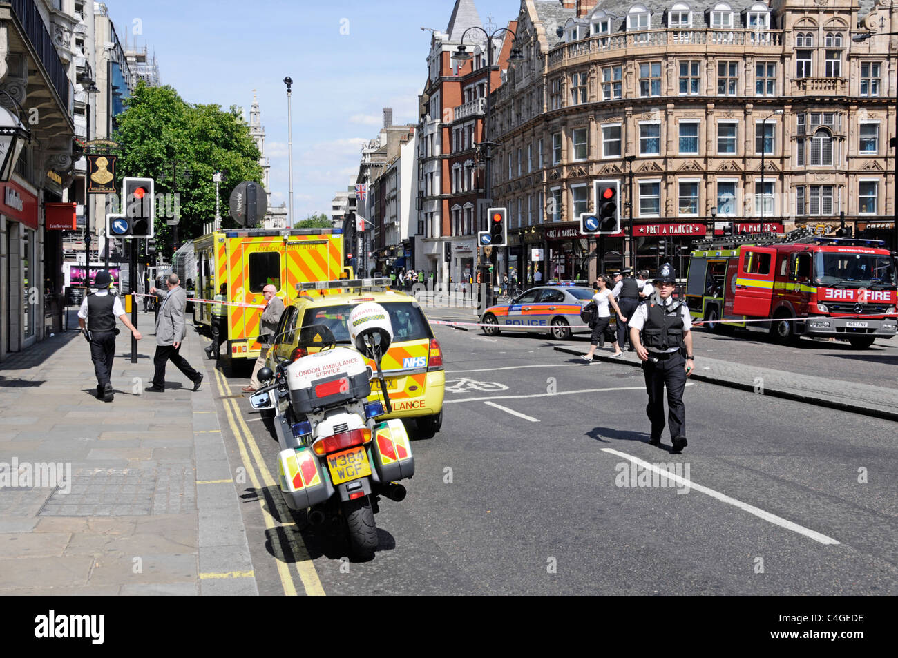 Il fuoco della polizia e ambulanza veicoli in una sola immagine che frequentano un grave incendio a Casa Marconi Foto Stock