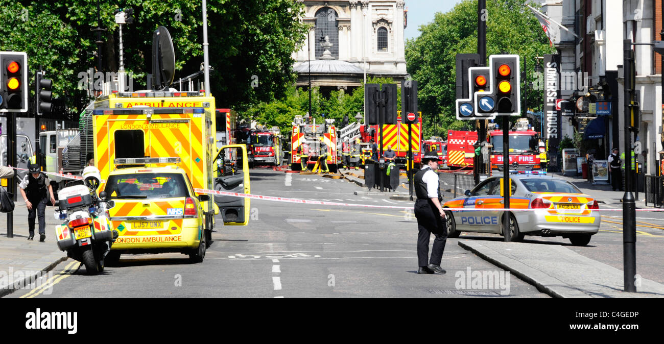 Il fuoco della polizia e ambulanza veicoli in una sola immagine che frequentano un grave incendio a Casa Marconi Foto Stock