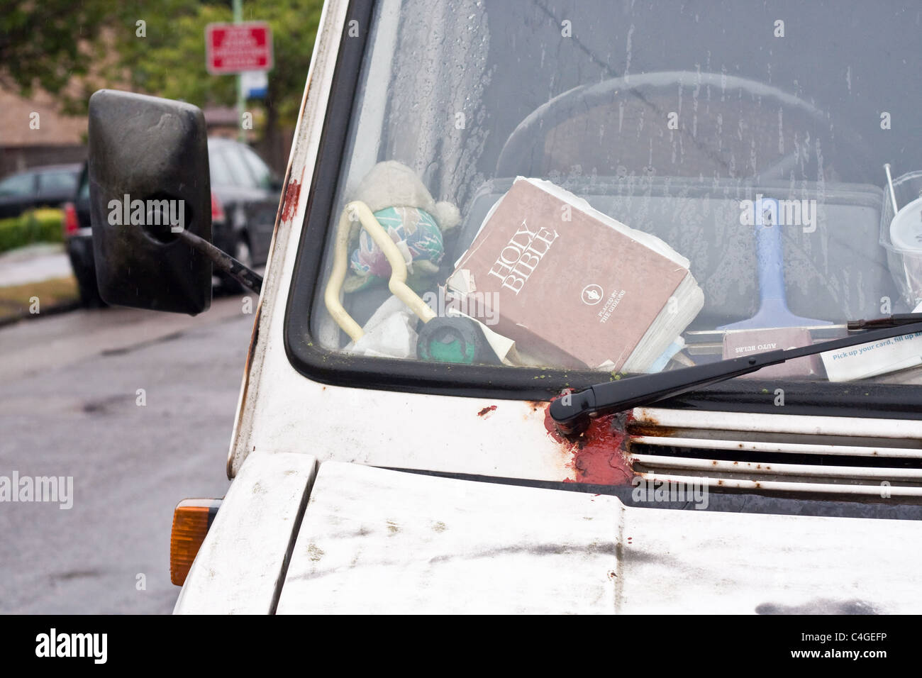 La Santa Bibbia su un camioncino bianco cruscotto Foto Stock