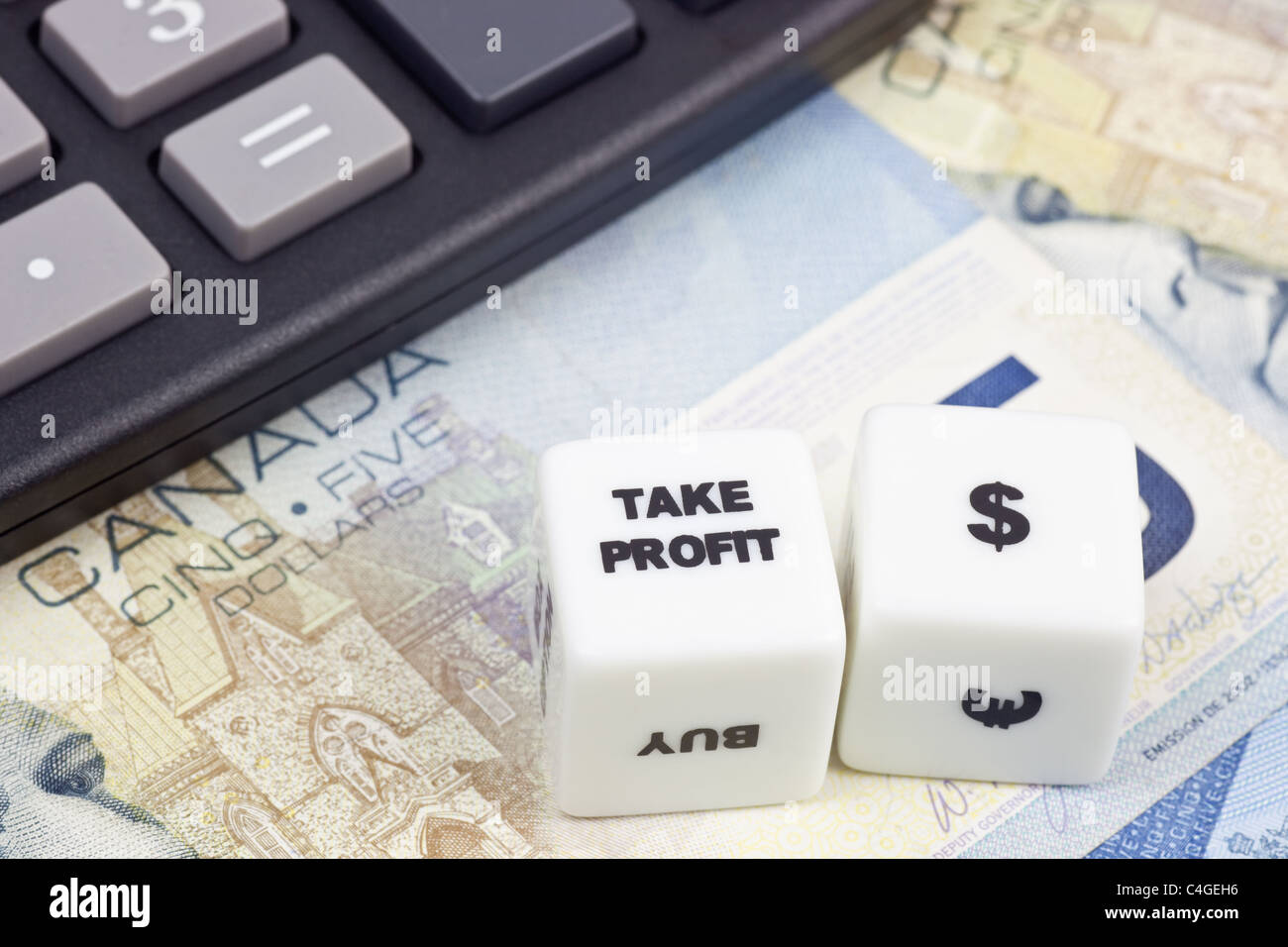 Valuta canadese con la calcolatrice e le piastrine che mostra prendere profitto Foto Stock