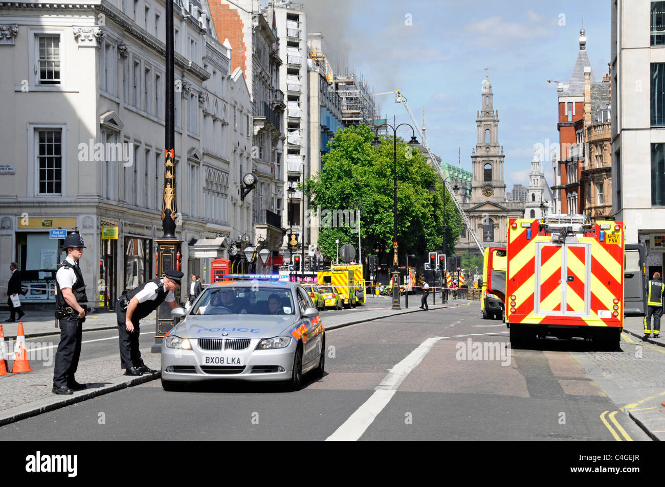 La polizia e i veicoli di emergenza in una sola immagine che frequentano un grave incendio a Casa Marconi Foto Stock