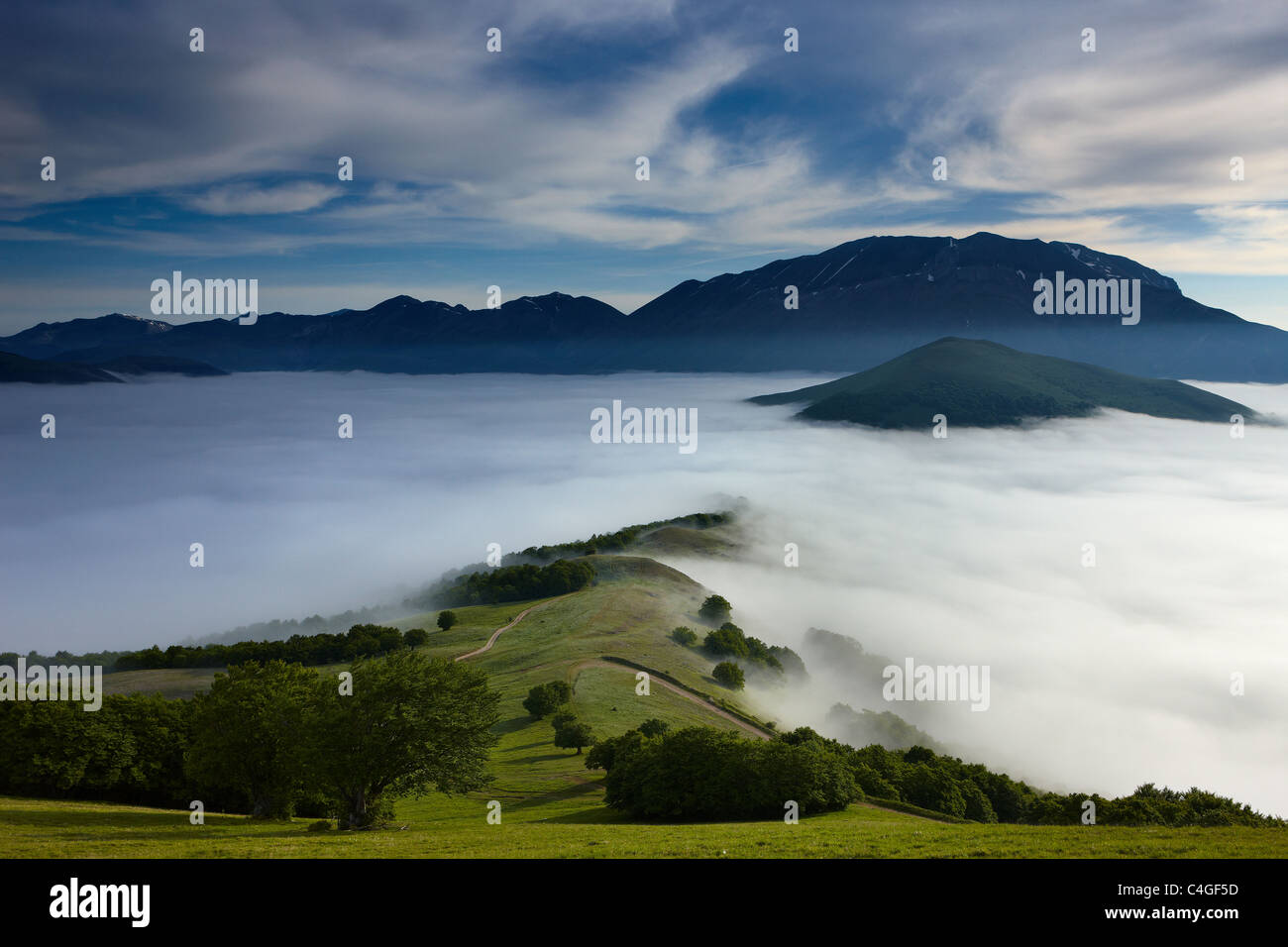 La nebbia sul pianoforte Grande, Parco Nazionale dei Monti Sibillini, Umbria, Italia Foto Stock