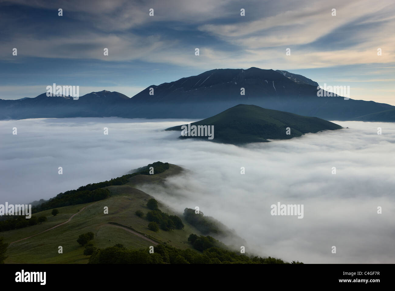 La nebbia sul pianoforte Grande, Parco Nazionale dei Monti Sibillini, Umbria, Italia Foto Stock