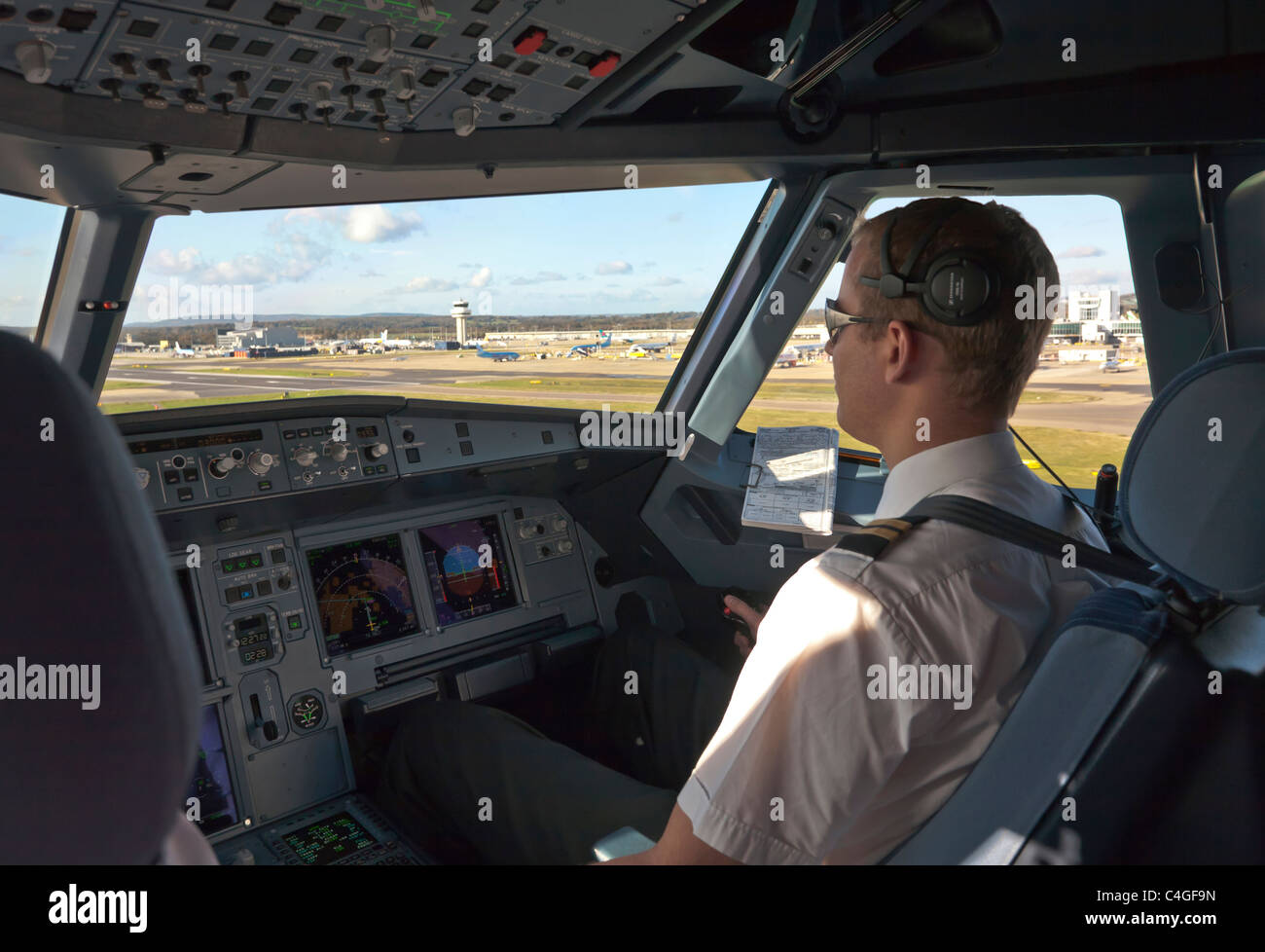 Pilota al comando di un aeromobile Airbus A320 di aerei per il trasporto di passeggeri Foto Stock