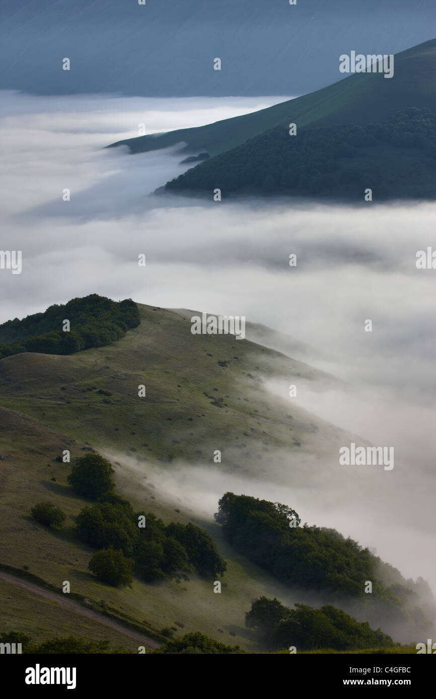 La nebbia sul pianoforte Grande, Parco Nazionale dei Monti Sibillini, Umbria, Italia Foto Stock