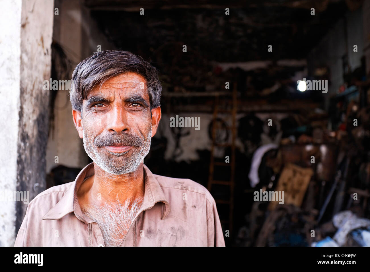 Pakistan - Il Punjab - Rawalpindi - meccanico e la sua officina nel carrello distretto di riparazione Foto Stock