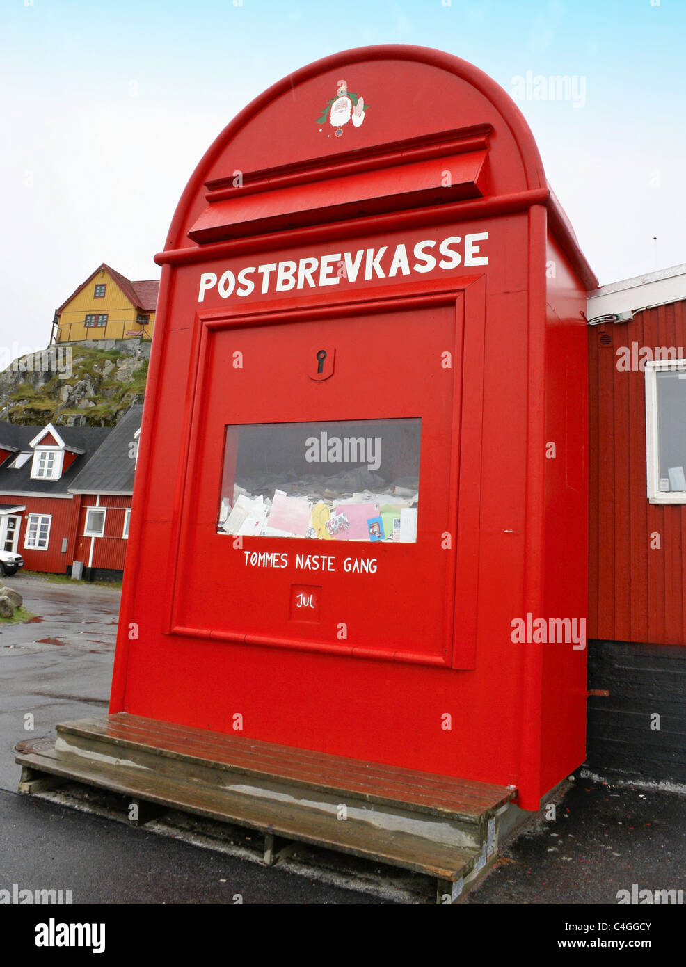 Babbo Natale Rosso Postbox in Nuuk, Groenlandia. postbox più grande al mondo. Foto Stock