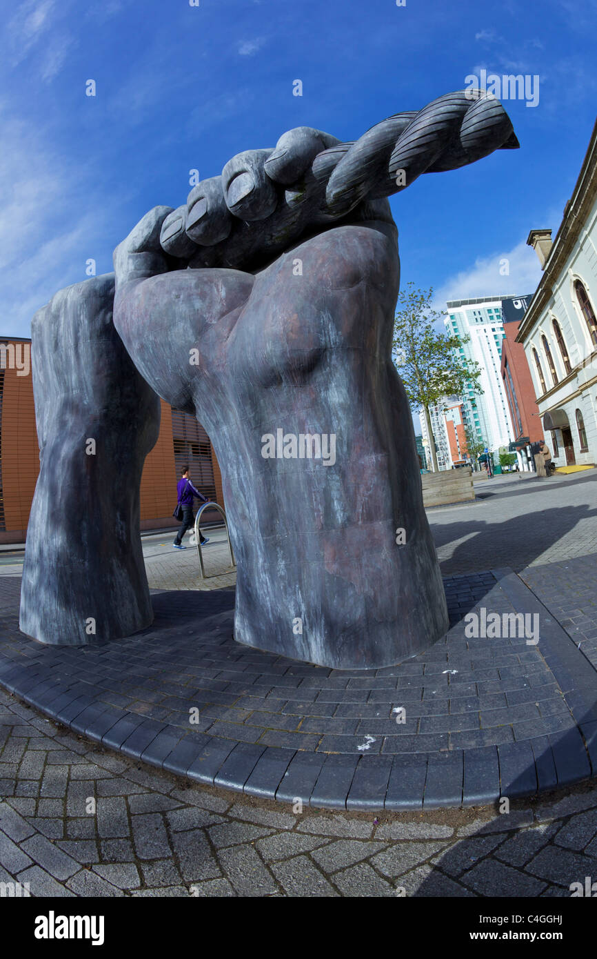 Tutte le mani la scultura da Brian mani, fuori la Custom House, Cardiff City Centre, South Glamorgan, Wales, Regno Unito, GB, Isole britanniche Foto Stock