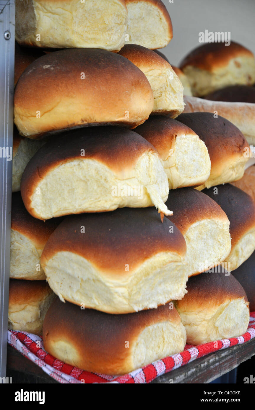 Audruicq, Francia: panini freschi per la vendita nel mercato. Foto Stock