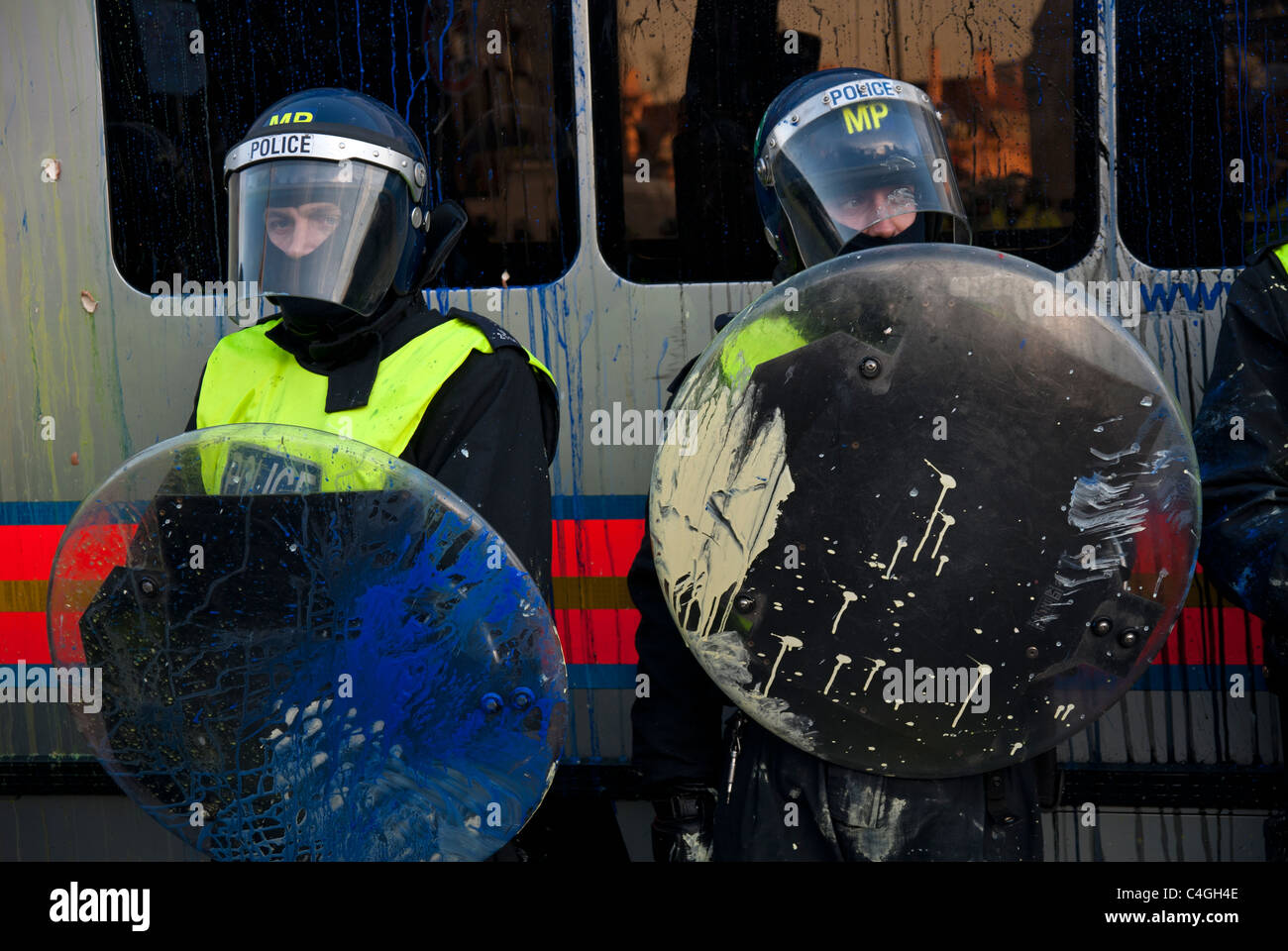 Dopo la manifestazione studentesca UFFICIALI DELLA POLIZIA IN PIENO DI VERNICE Foto Stock