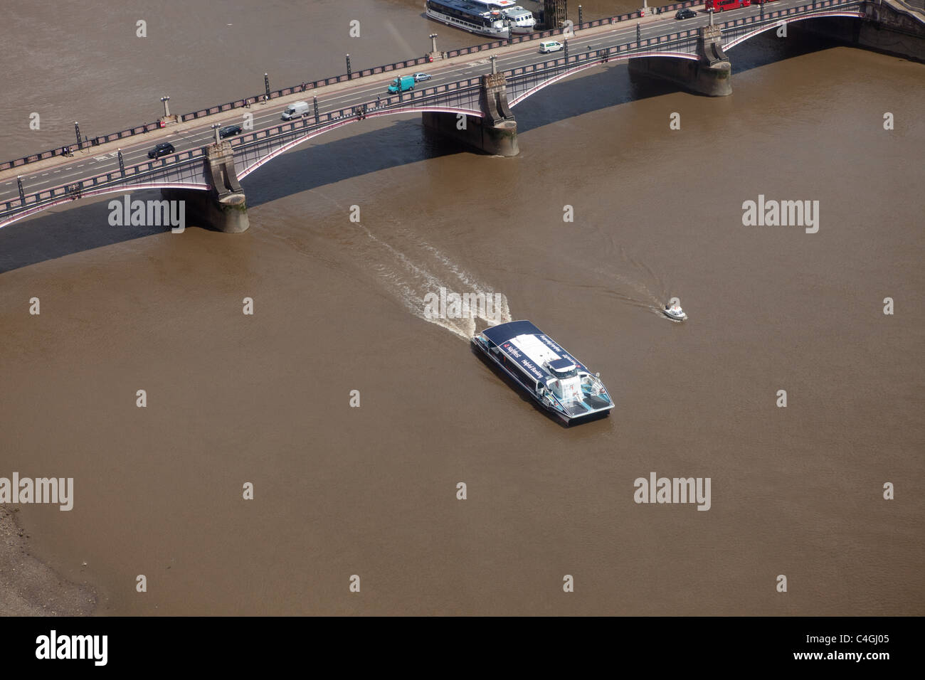 Una nave passeggeri passa sotto il Westminster Bridge sul Tamigi a Londra Foto Stock