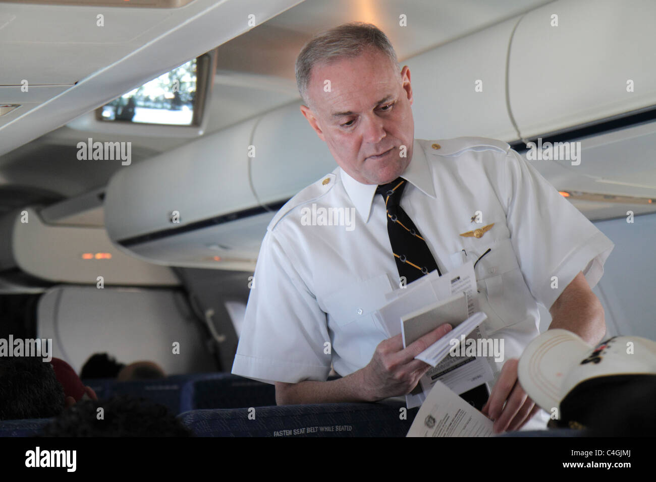 Miami Florida International Airport mia,American Airlines,volo 1711 a Santo Domingo,assistente di volo,uomo uomini maschio adulti,dogana,immigrazione, Foto Stock