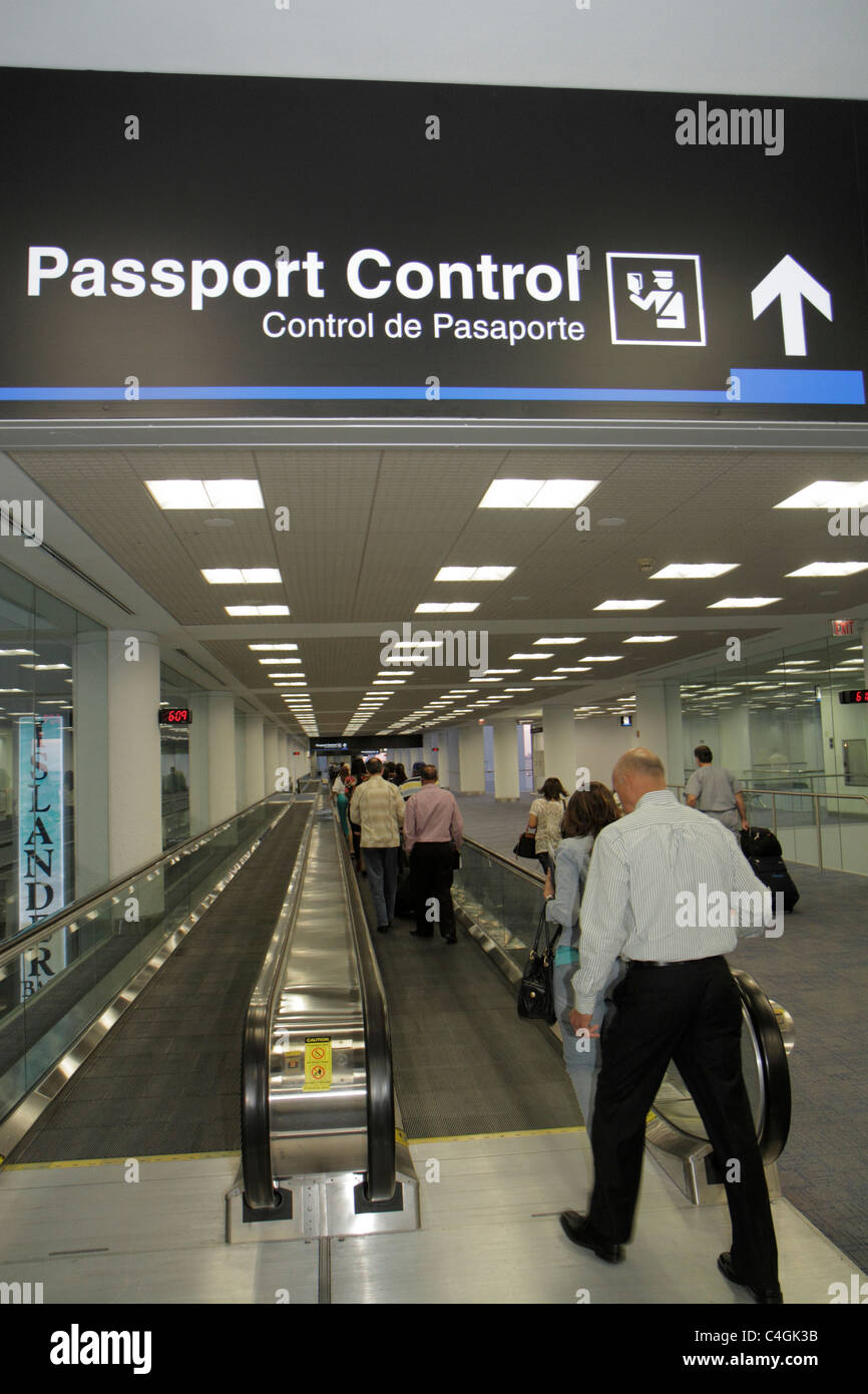 Miami Florida International Airport mia, strada in movimento, marciapiede, controllo passaporti, passeggeri in arrivo, FL110224003 Foto Stock
