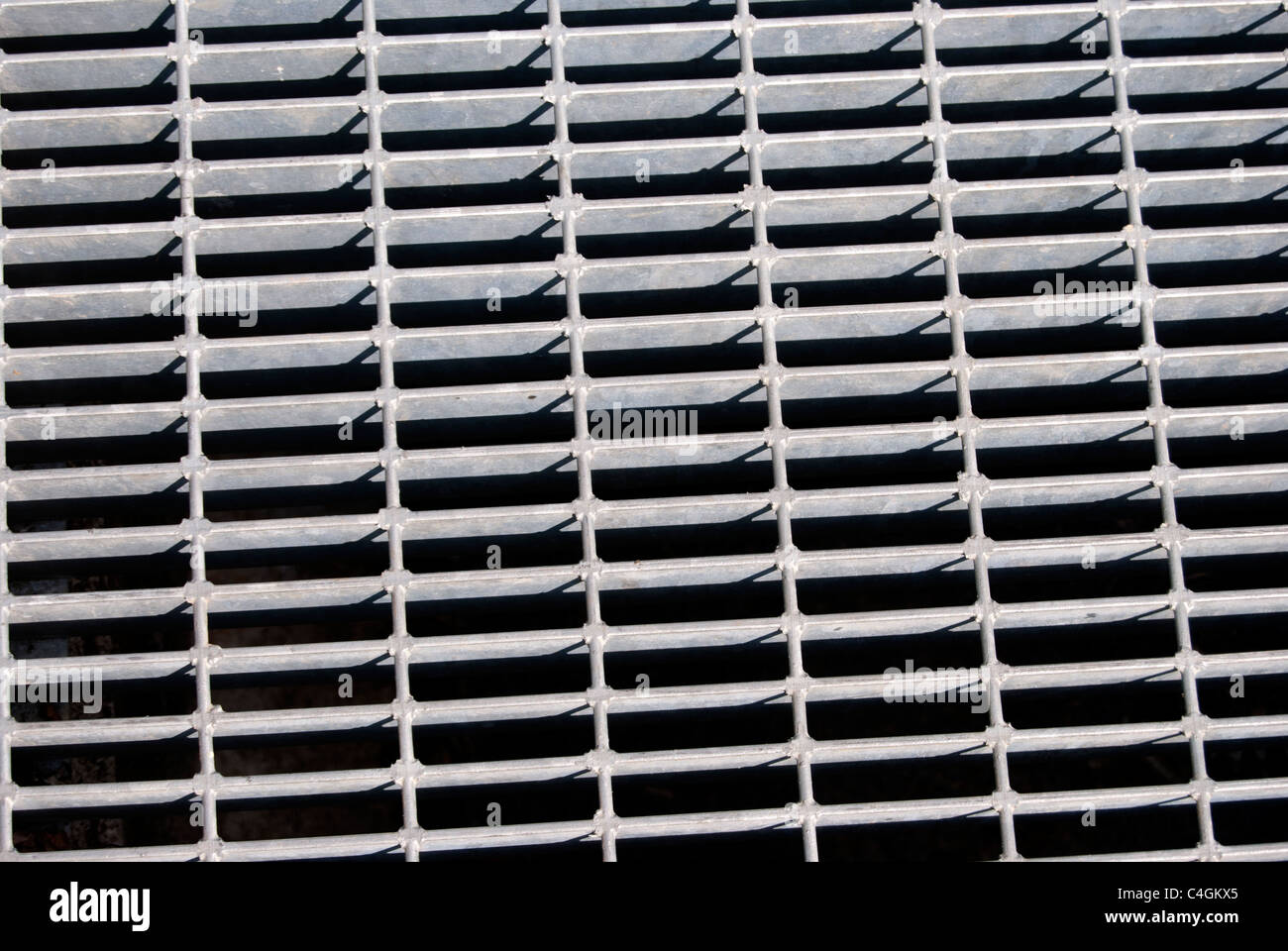 Una chiusura di una griglia di fognature Foto Stock