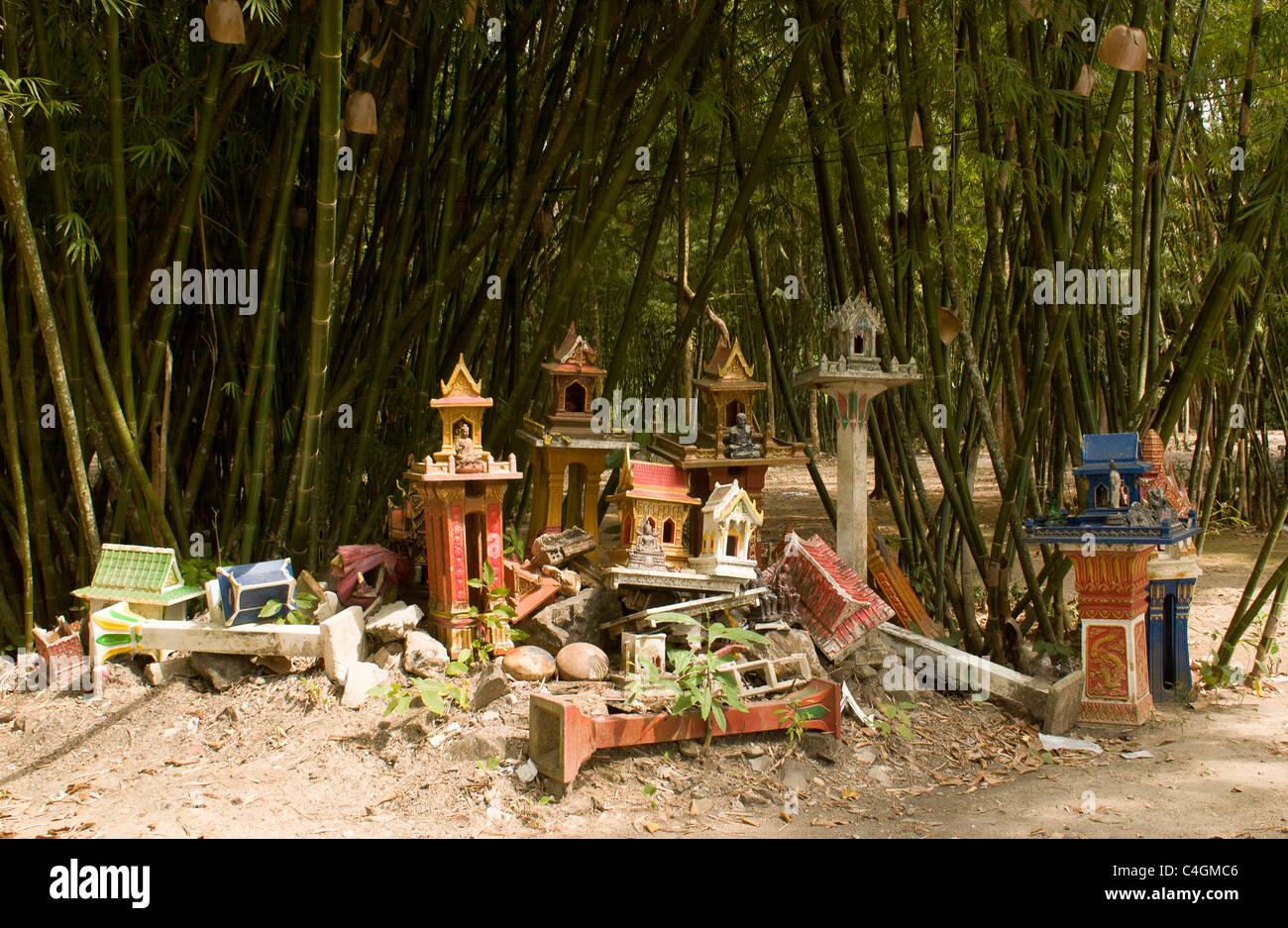 Il danno è visto in un tempio buddista fuori Khao Lak, una località di villeggiatura di 100 km a nord dell'isola di Phuket, in Phang Na provincia Foto Stock