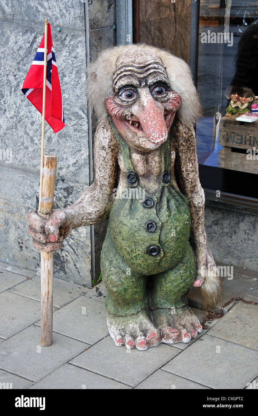Il troll norvegese (folclore nordico) all'esterno del negozio di souvenir, Oslo, Oslo County, Regione di Østlandet, Norvegia Foto Stock