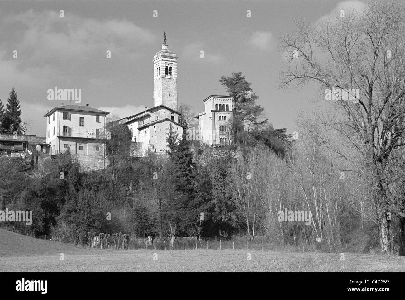 Madonna del Castello, Almenno San Salvatore come si vede dal Fiume Brembo Foto Stock