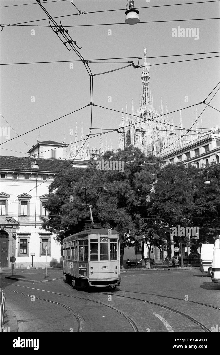 Tram storico in Piazza Fontana a Milano Foto Stock