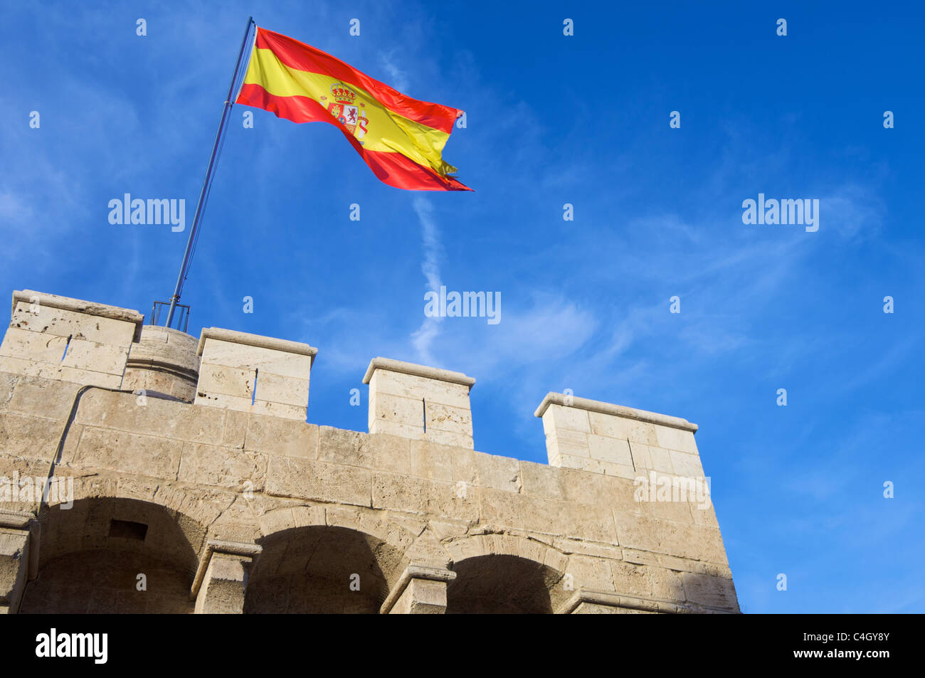 Bandiera spagnola una torretta di pietra, Valencia, Spagna Foto Stock