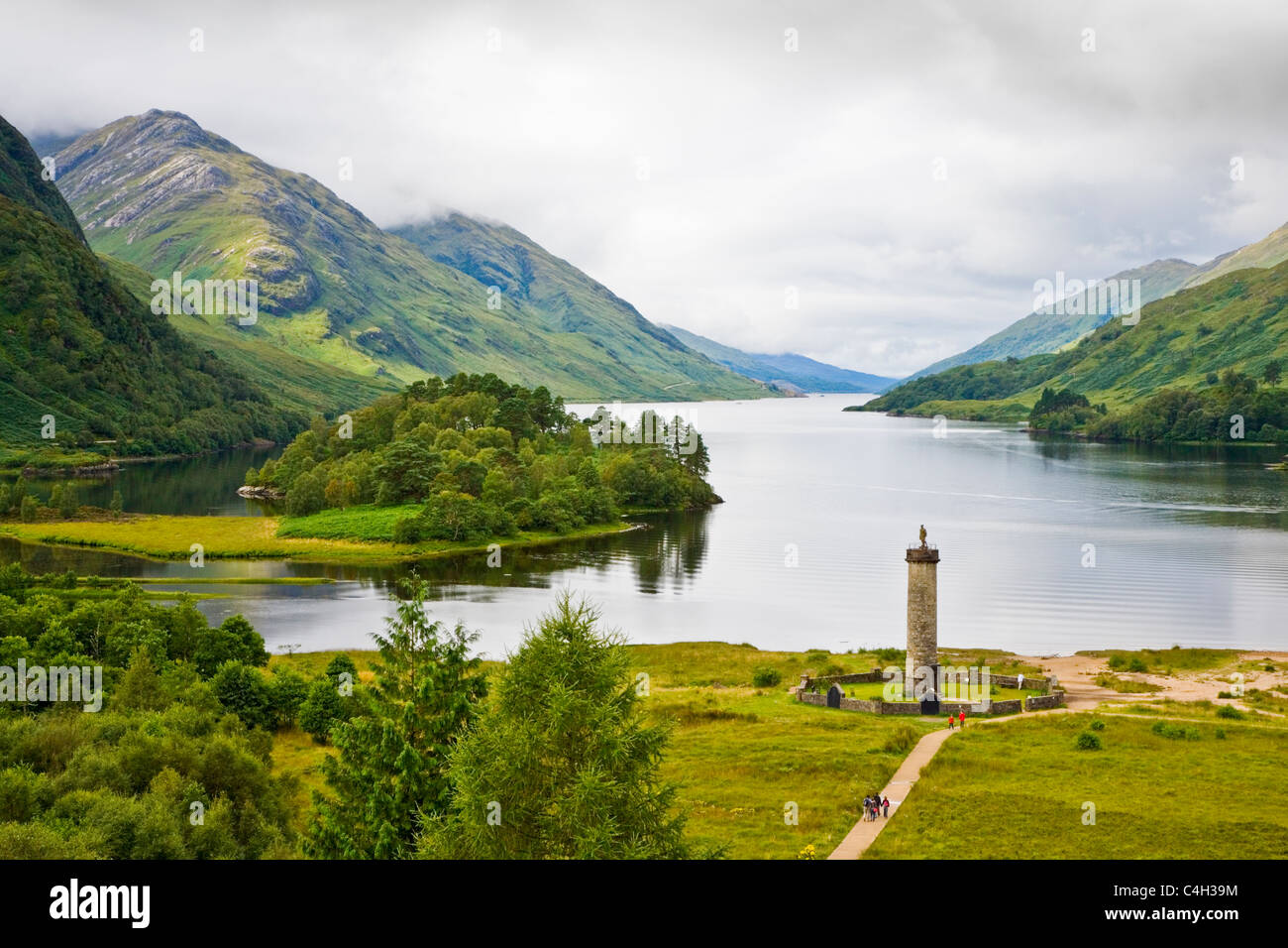 Vista del monumento Glenfinnan a capo di Loch Shiel in Scozia Foto Stock