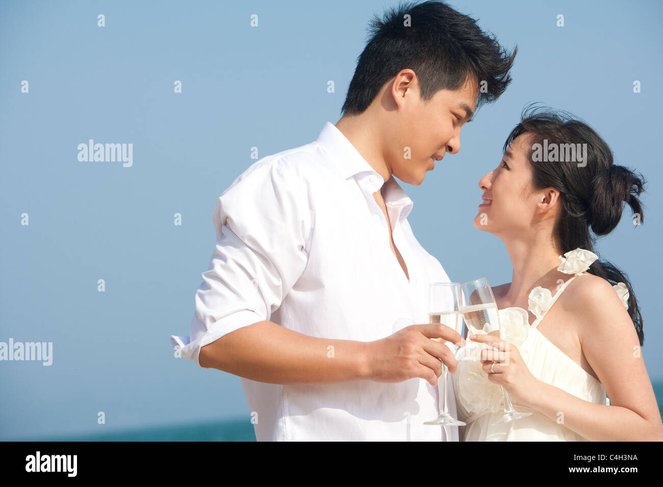 Sposi celebrare sulla spiaggia Foto Stock