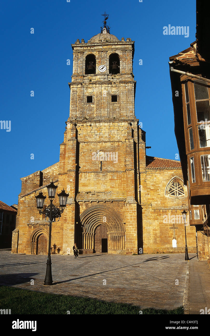 Spagna. Castiglia e Leon. Aguilar de Campoo. Chiesa Collegiata di San Michele, costruita nel XIV secolo. Foto Stock