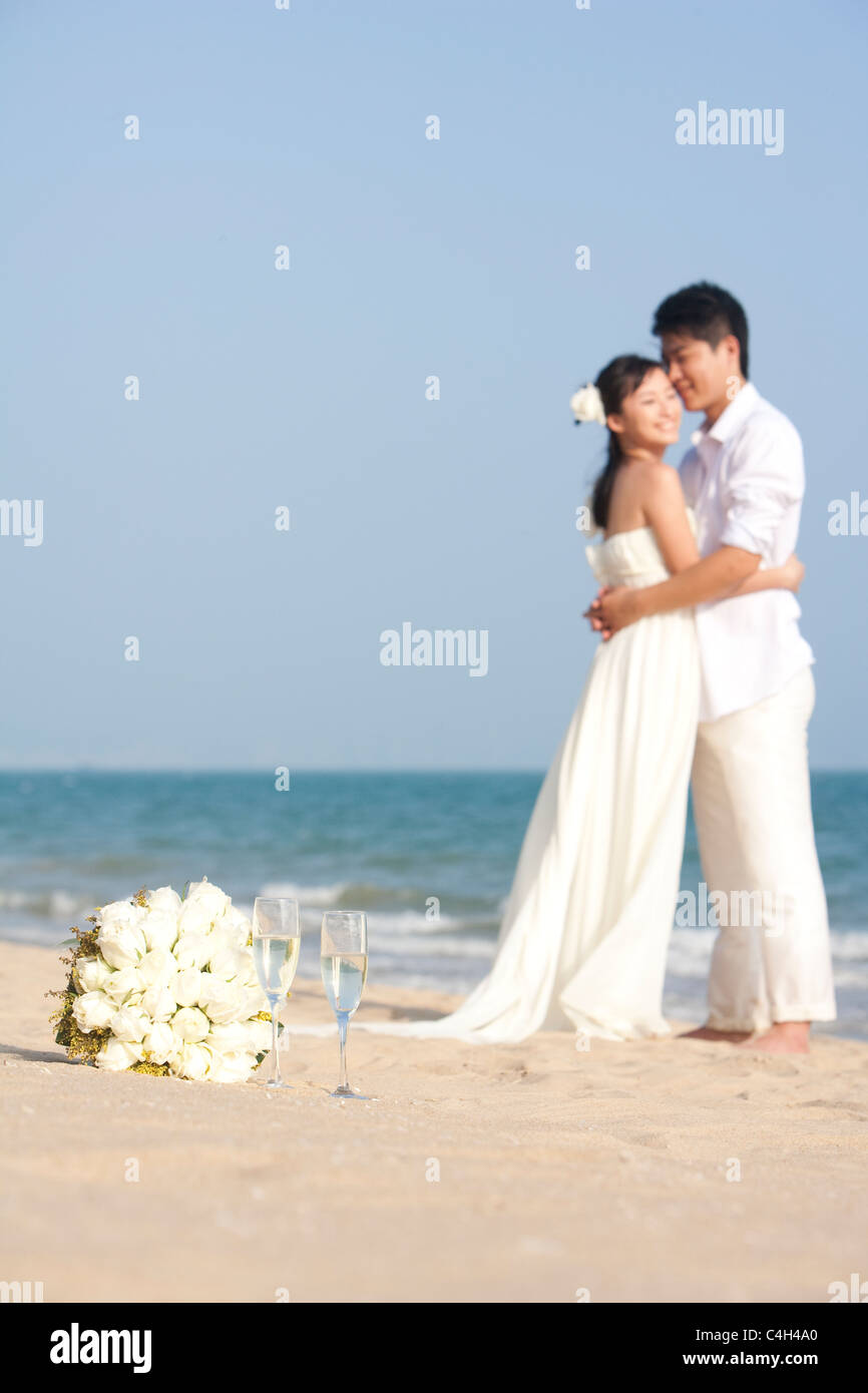 Sposi celebrare sulla spiaggia Foto Stock