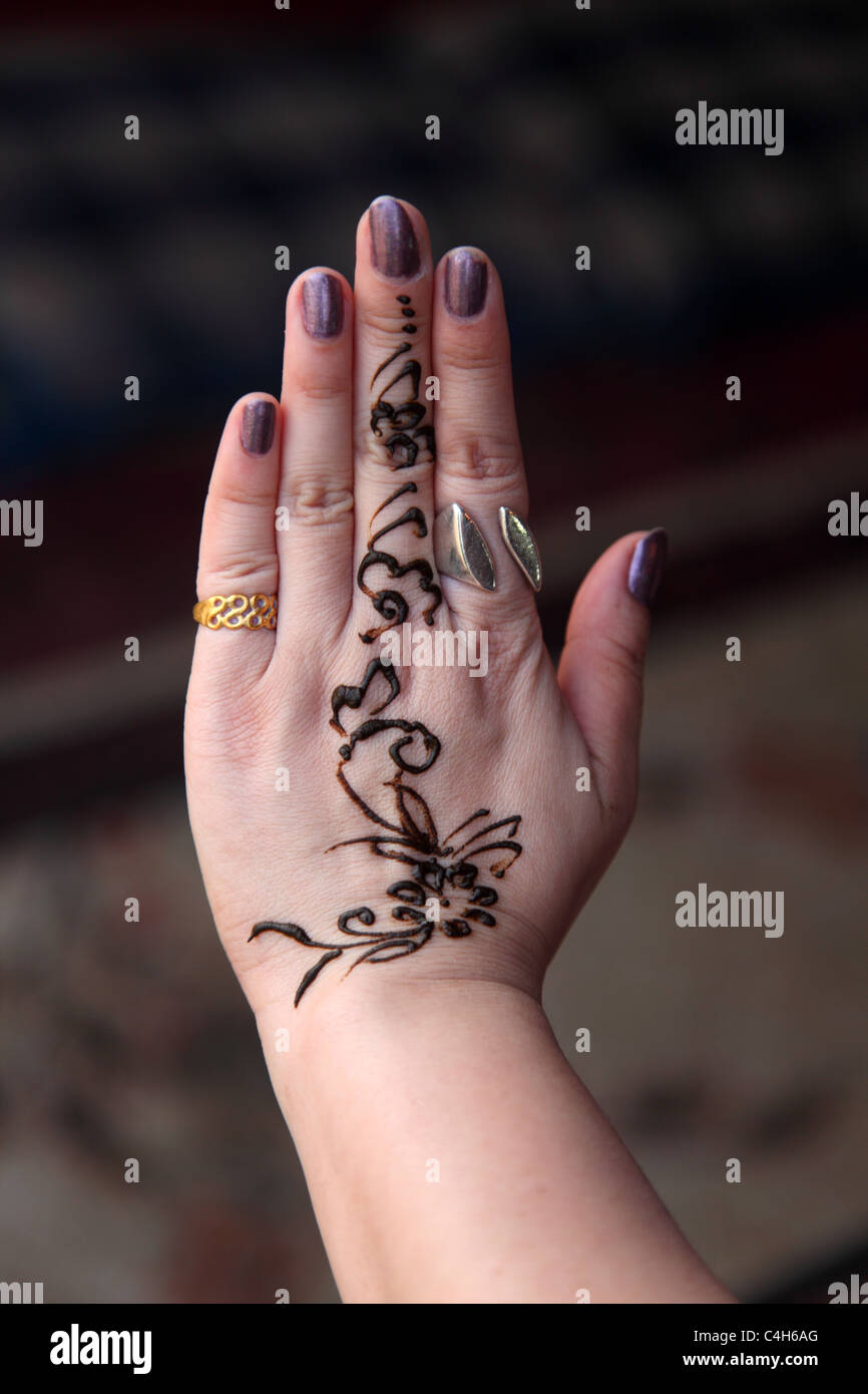 Mano dipinte recentemente con henné. Nei paesi arabi henna è utilizzato  come arte del tatuaggio temporaneo di parti del corpo Foto stock - Alamy