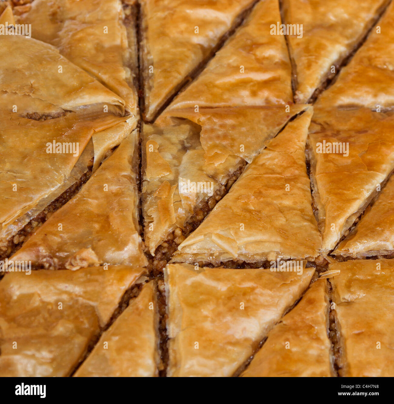 Le forme triangolari di Baklava, una pasta fatta di ingredienti compresi foglie di fillo, noci e miele. Foto Stock