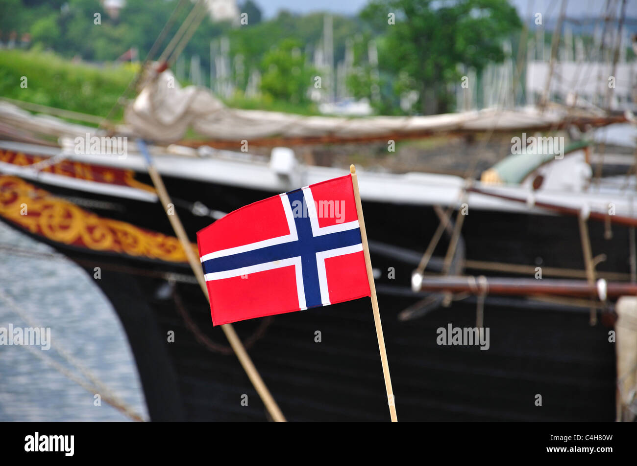 Piccola bandiera norvegese e ketch in legno, Bygdøynesveien, Penisola di Bygdøy, Oslo, Regione di Østlandet, Norvegia Foto Stock