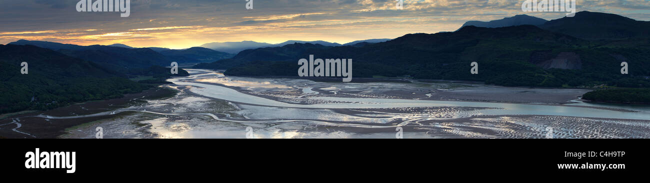 L'estuario del Mawddach e Cadair Idris all'alba, Snowdonia, Galles Foto Stock